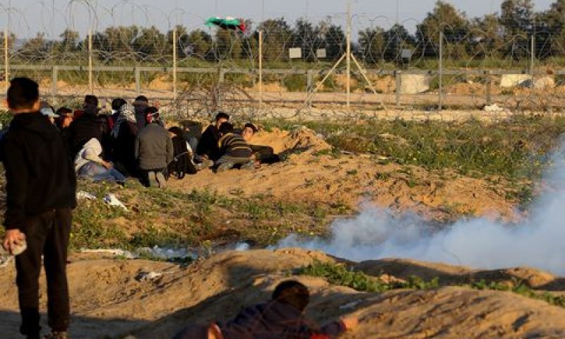 מתפרעים פלשתינים ליד הגדר [צילום: עבד רחים אל חטיב/פלאש 90]