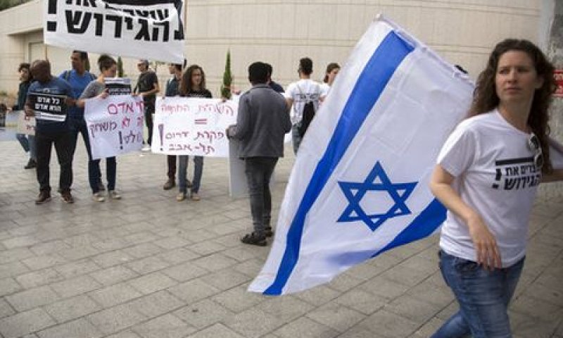 הפגנה בת"א נגד הרחקת מהגרים [צילום: סבסטיאן שיינר/AP]
