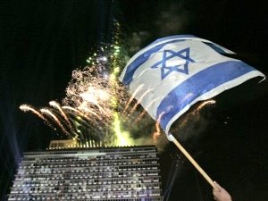 שרים בכיכר רבין [צילום: AP]