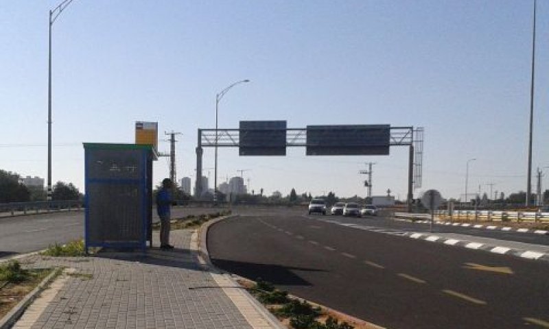 תחנת אוטובוס בצומת שערייה. יש שלט, אבל אין עליו מידע