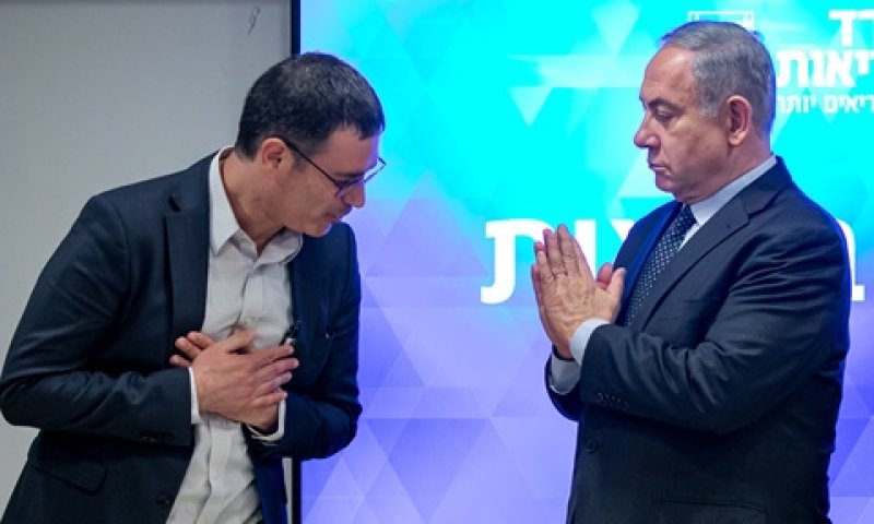 נתניהו ומנכ"ל משרד הבריאות. לא ללחוץ ידיים [צילום: אוליביה פיטוסי, פלאש 90]