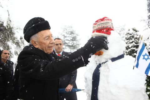 כובע צמר והמאבטחים ברקע [צילום: גדעון שרון]