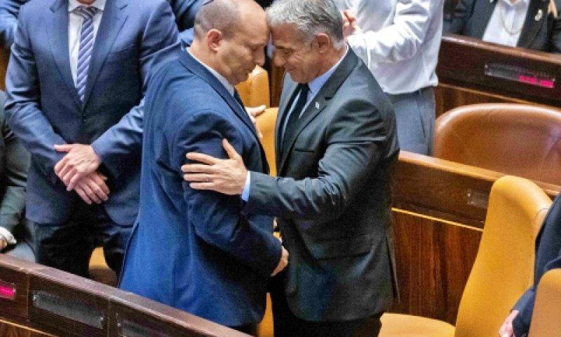 לפיד ובנט, רגע קצר לאחר אישור פיזור הכנסת [צילום: אוליביה פיטוסי, פלאש 90]