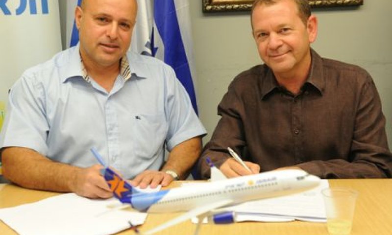 מנכ"ל ישראייר ומנכ"ל ההסתדרות הלאומית במעמד החתימה על ההסכם הקיבוצי הראשון של דיילי החברה [צילום: חורחה נובימנסקי]