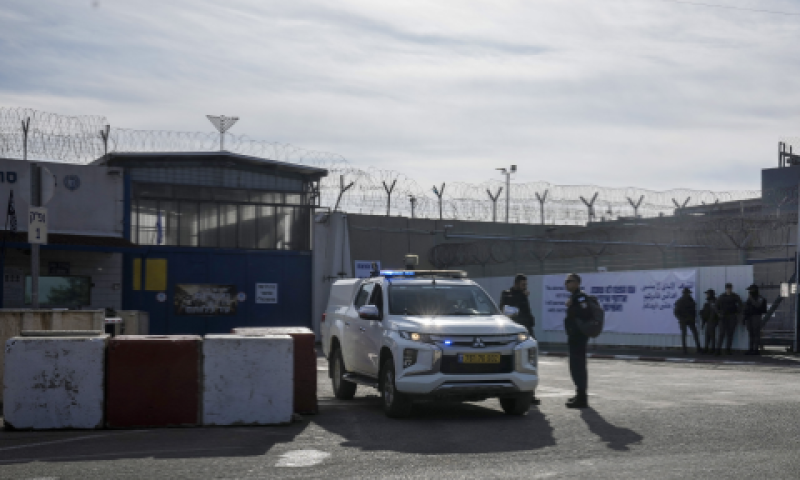 רכבי הצלב האדום בכלא עופר לקראת שחרור האסירים [צילום: מחמוד איליאן/AP]