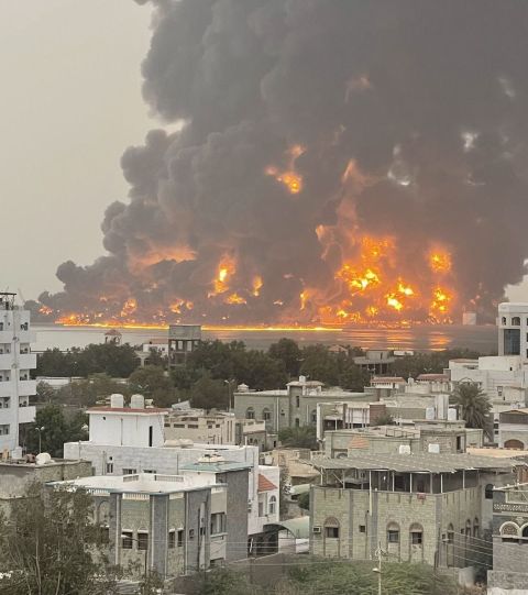 מתקני נפט בחודיידה הופצצו ועלו באש [צילום: לפי סעיף 27א' לחוק זכויות יוצרים]