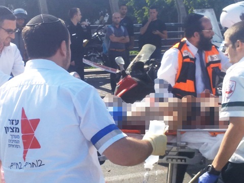 פינוי שילוני מזירת הדקירה [צילום: דוברות מד"א]