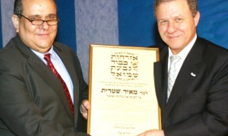 שטרית מקבל את אזרחות הכבוד [צילום: ששון תירם]