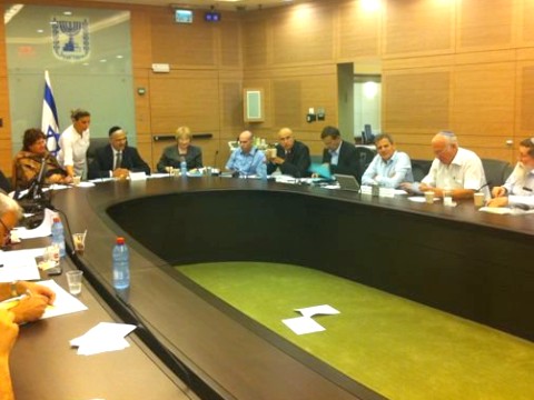 ועדת הפנים בדיון היום [צילום: מתוך דף הפייסבוק של ח"כ אורי אריאל]
