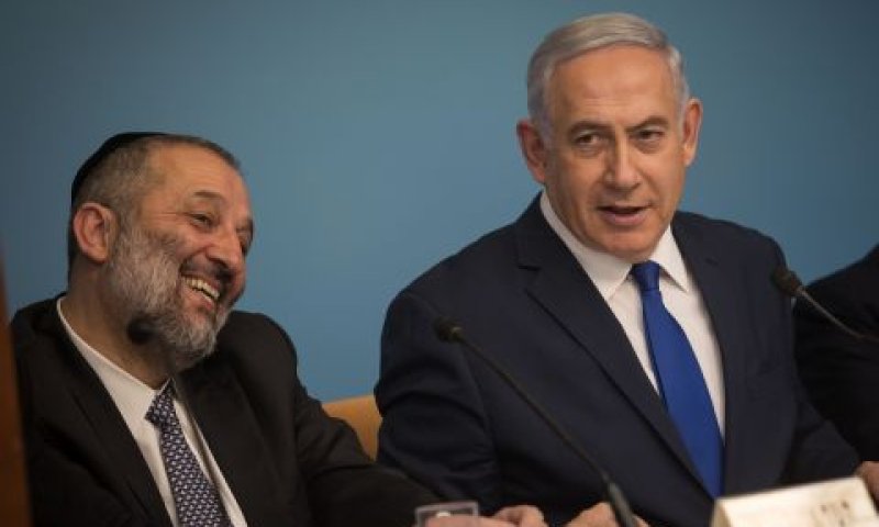 נתניהו ודרעי. המהגרים עדיין בת"א [צילום: הדס פרוש/פלאש 90]