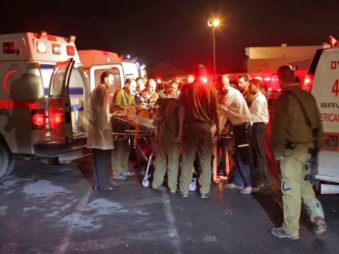 העברת הפצועים לישראל בגשר אלנבי [צילום: פלאש 90]