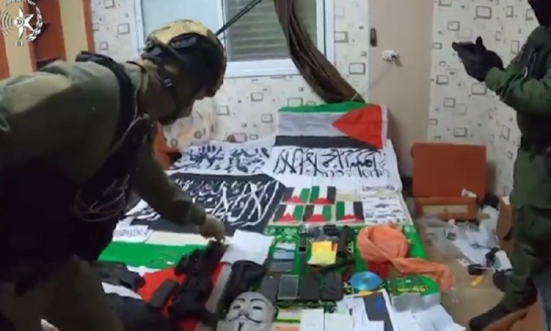 ברשות נאשף נתפסו חומרים המזוהים עם דאע"ש [צילום: דוברות המשטרה]