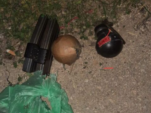 הנשק של המחבלים [צילום: דוברות המשטרה]