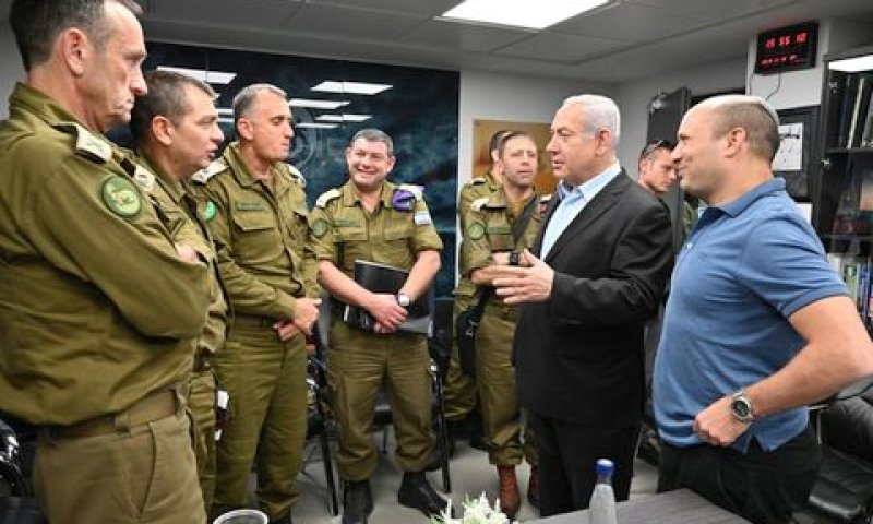 בנט ונתניהו בפיקוד הדרום [צילום: אריאל חרמוני]