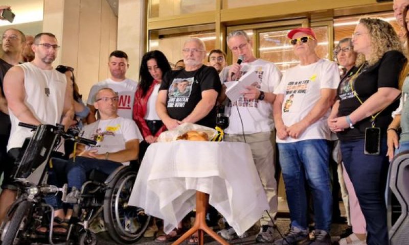 משפחות החטופים בברכת הקידוש בקבלת השבת בכיכר החטופים [צילום: אדר איל]