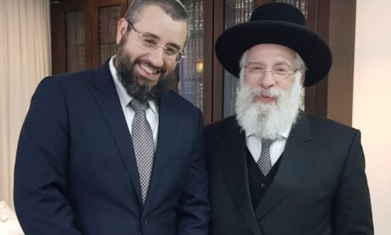 הרב יעקב שפירא חבר מועצת הרבנות הראשית לישראל והרב גד רווח [צילום: המשרד לשירותי דת]