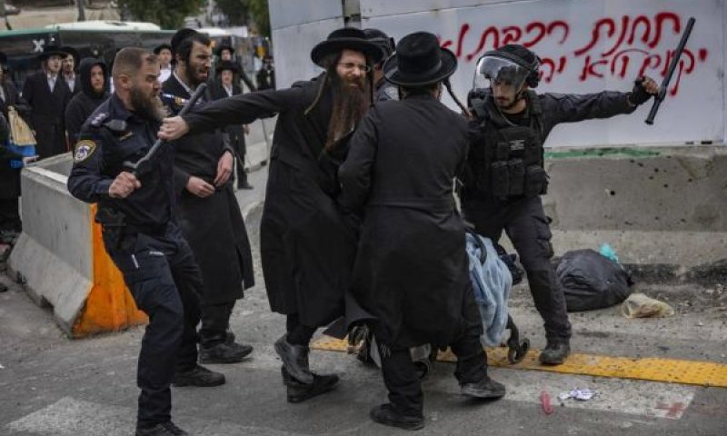 הפגנה במאה שערים נגד תוואי הרכבת הקלה [צילום: יונתן זינדל/פלאש 90]