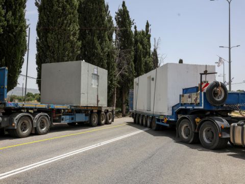 שינוע מיגוניות להר [צילום: דוד כהן/פלאש 90]