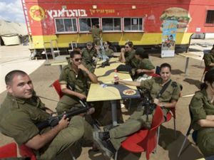 חיילים נחים במחנה רעים