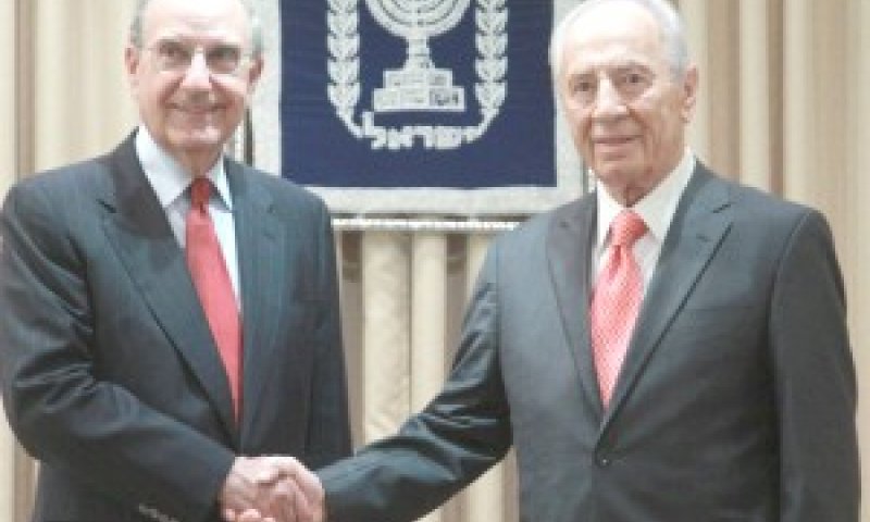 הנשיא ומיטשל בבית הנשיא [אמיל סלמן / ג&acute;יני]