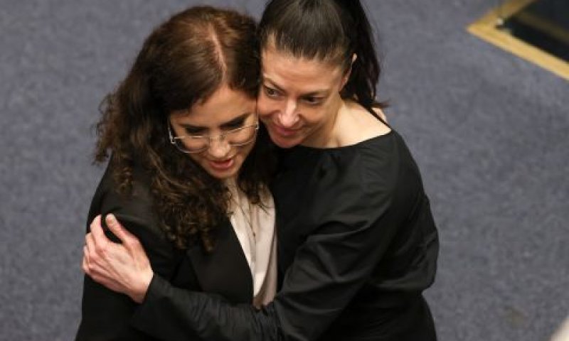 מרב מיכאלי בחיבוק נחמה לנעמה לזימי [צילום: נועם מושקוביץ/דוברות הכנסת]