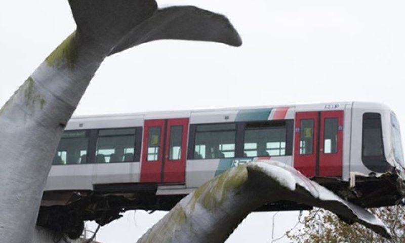 הרכבת נעצרה על 'זנב הלוויתן' [צילום: פיטר דג'ונג, AP]