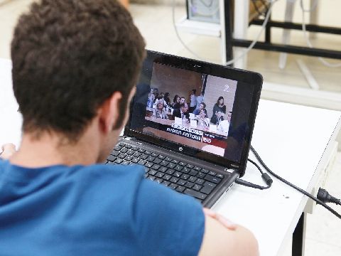 יו"ר התאחדות הסטודנטים, איציק שמולי, צופה בשידור פרסום מסקנות טרכטנברג [צילום: עומר מוסלי]