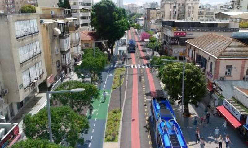 הדמיית הקו הכחול ברחוב הרצל אזור בית הפועלים ברחובות [עדי בואנו/סטודיו ארקפאקט]