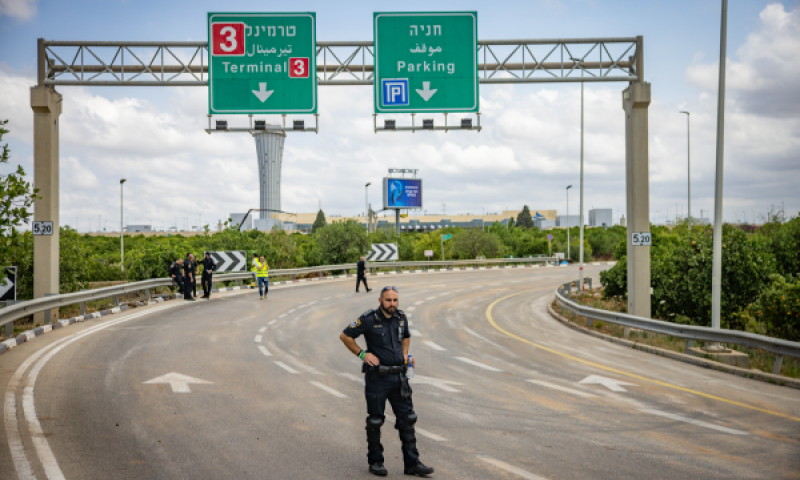זירת הפגיעה באזר נתב"ג. ישראל מתכננת להגיב [צילום: חיים גולדברג/פלאש 90]