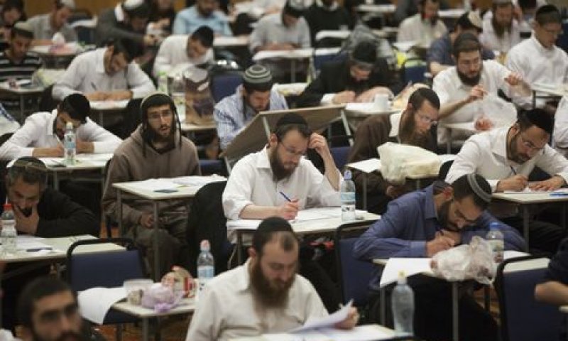 נבחנים לרבנות [צילום: יונתן זינדל/פלאש 90]