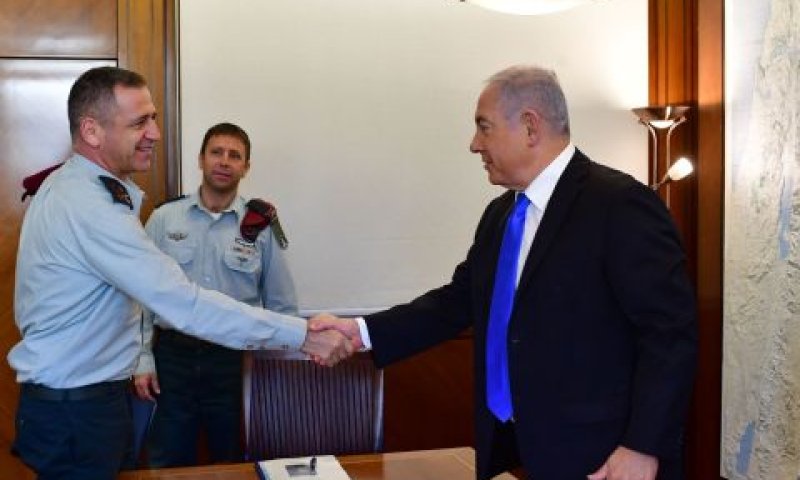 רה"מ נפגש עם האלוף כוכבי [צילום: קובי גדעון, לע"מ]