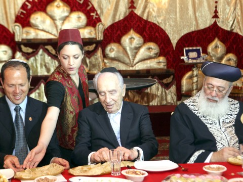 נשיא המדינה פרס, הראשון לציון שלמה עמאר וראש עיריית ירושלים ניר ברקת והמופלטות [צילום: פלאש 90]