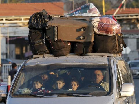 משפחה סורית נמלטת ללבנון [צילום: AP]