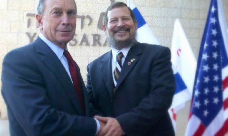 אורי לופוליאנסקי וראש עיריית ניו יורק מייקל בלומברג בטקס בסניף יד שרה [צילום: פלאש 90]