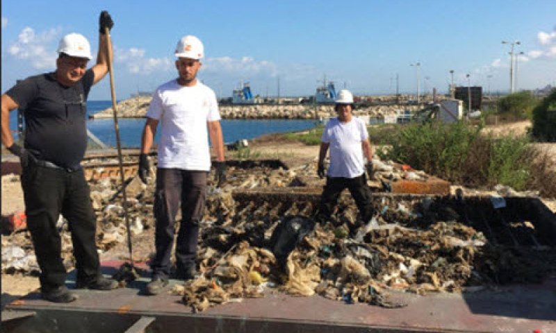 מנקים את הניילונים [צילום: צחק קודוביצקי, המשרד להגנת הסביבה]