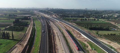 כביש החוף (2) לדרום. מימין קיבוץ שפיים ומשמאל הדרך המחברת