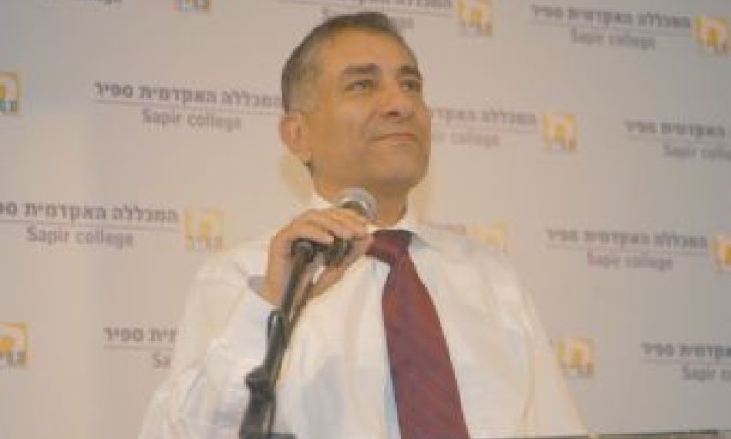 מנכ"ל המוסד לביטוח הלאומי יגאל בן שלום ואילן מורנו. ראש בראש