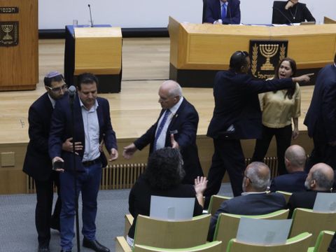 ח"כ עודה מוצא מהדיון [צילום: יצחק הררי, דוברות הכנסת]