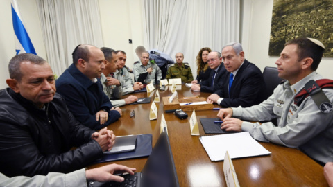 הערכת המצב שהתקיימה בקריה שבתל אביב בהשתתפות ראש הממשלה, בנימין נתניהו, שר הביטחון, נפתלי בנט, הרמטכ״ל, ראש השב״כ, ראש המל״ל, מתאם הפעולות בשטחים ובכירי מערכת הביטחון [צילום: אריאל חרמוני]