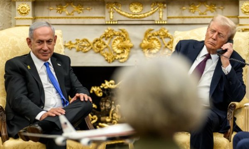 שיחת הטלפון המשולשת, כשאמיר קטר על הקו [צילום: הבית הלבן]