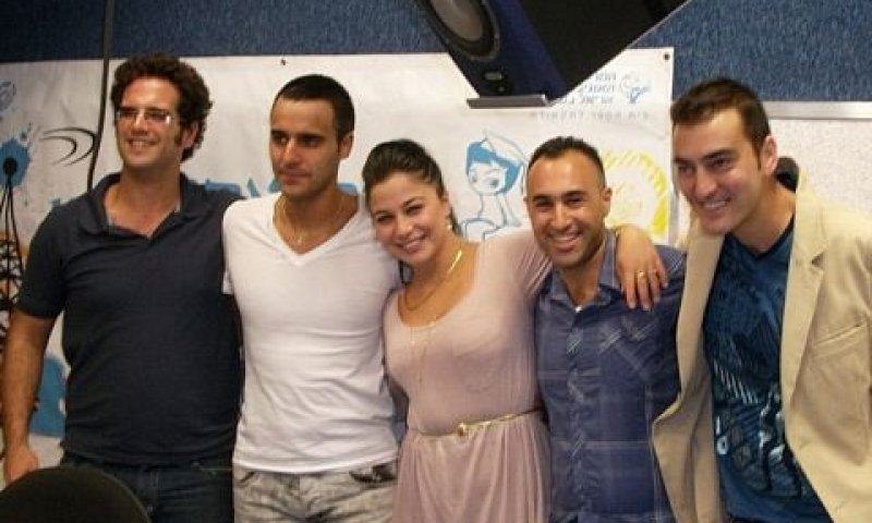 בתמונה: עידן יניב וצוות תחנת "קול אחר" 106FM [צילום: יח"צ]