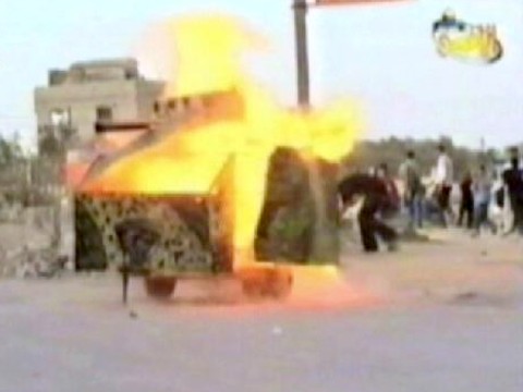 ה'טנק הישראלי' מושמד [צילום: מתוך סרטון התעמולה]