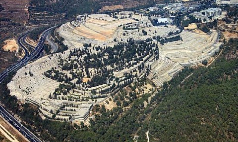 הר המנוחות. עסקות בעשרות מיליונים