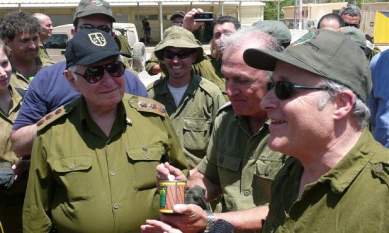 ח"כ זבולון אורלב (מימין) ומבקר המדינה מיכה לינדשטראוס מתענגים על לוף. אתמול בבסיס צאלים [צילום: משה קלוגהפט]