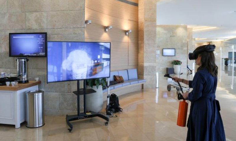 יו"ר ועדת העבודה מתנסה במדמה בטיחות [צילום: דני שם-טוב/דוברות הכנסת]
