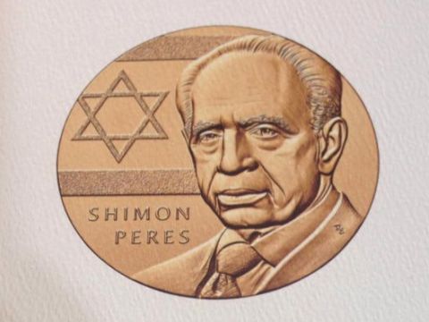 מדליית הזהב של הקונגרס עם הטבעת דמותו של פרס