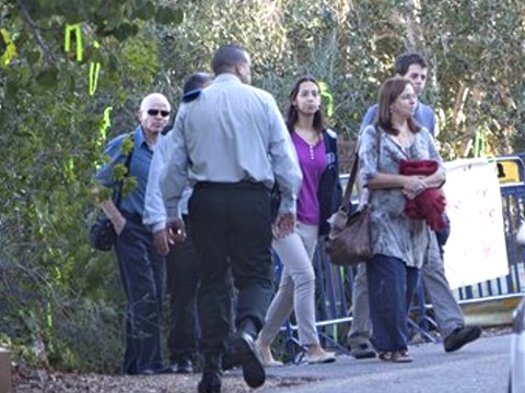 07:00 - משפחת שליט יוצאת הבוקר ממצפה הילה [צילום: AP]