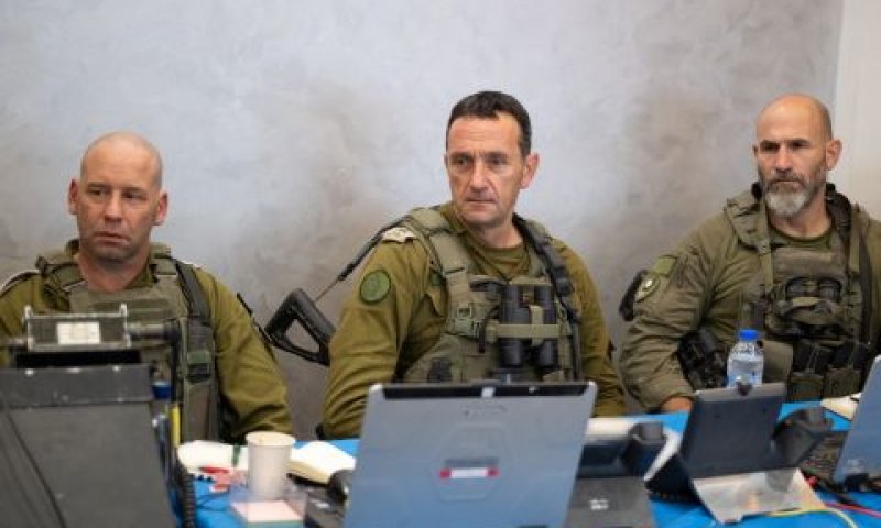הרמטכ"ל הלוי בחא'ן יונס, מפקד פיקוד הדרום, אלוף ירון פינקלמן, ומפקד אוגדה 98, תת-אלוף דן גולדפוס [צילום: דובר צה"ל]