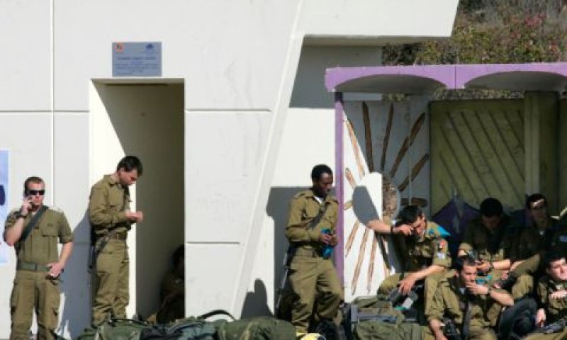 חיילים בתחנת אוטובוס [צילום: נתי שוחט/פלאש 90]