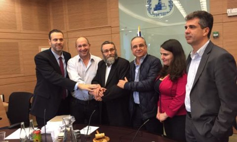 מימין לשמאל): ח"כ אלי כהן; ח"כ מיכל בירן; יו"ר נשיאות הארגונים העסקיים שרגא ברוש; יו"ר ועדת הכספים משה גפני; יו"ר ההסתדרות אבי ניסנקורן וח"כ מיקי זוהר [צילום: באדיבות דוברות ההסתדרות]